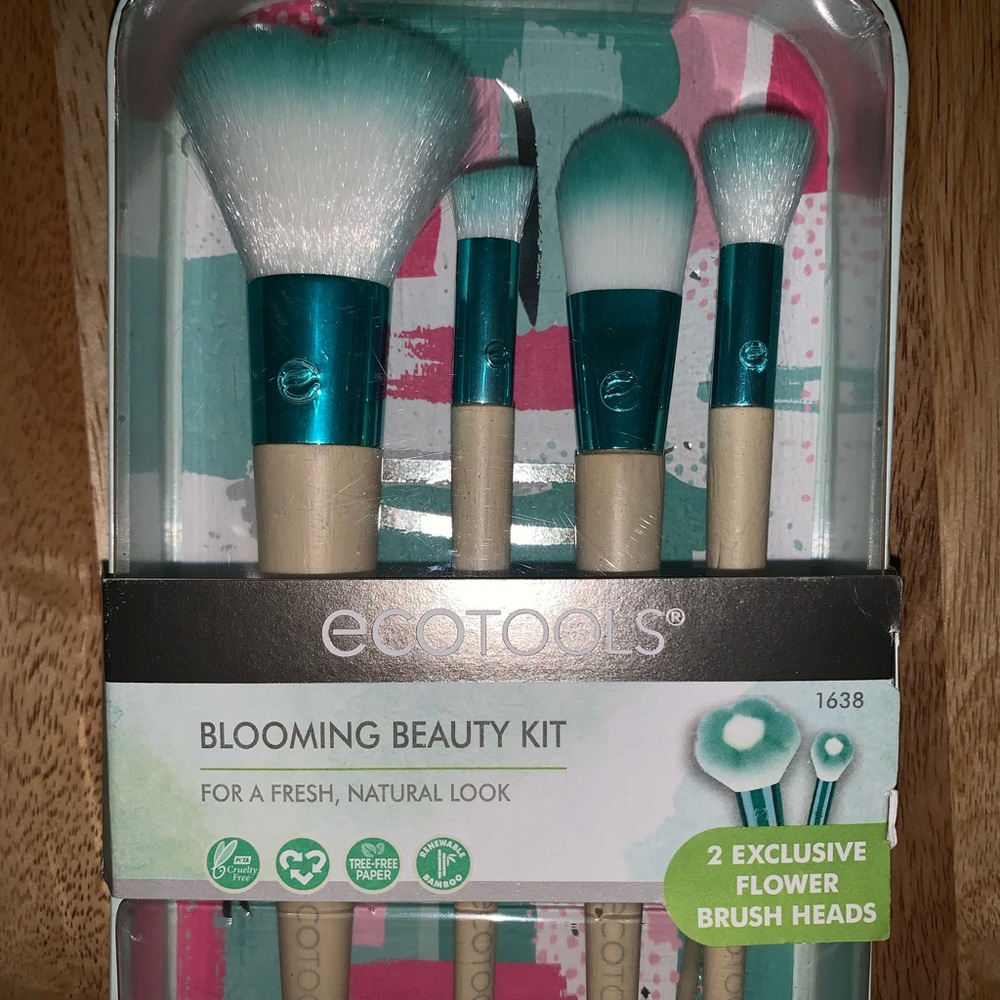 Makeup brushes and sponge